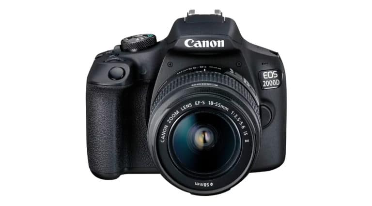 Зеркальный фотоаппарат Canon EOS 2000D Kit.