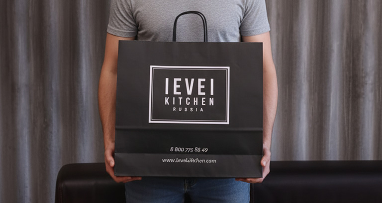 Держу в руках пакет с едой от Level Kitchen